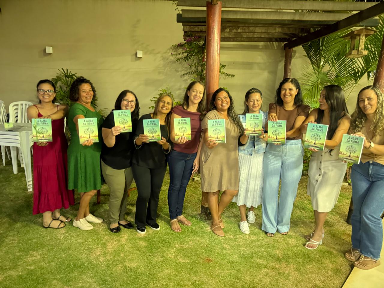 Grupo de leitoras segurando exemplares de A Alma da Firma